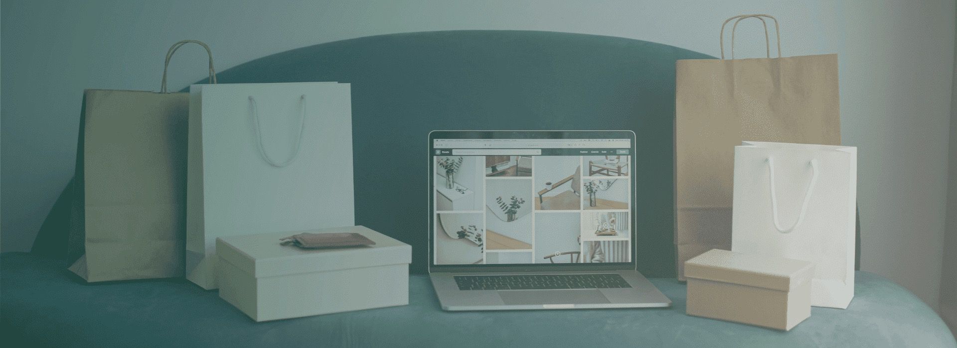 En bild på en laptop på ett bord